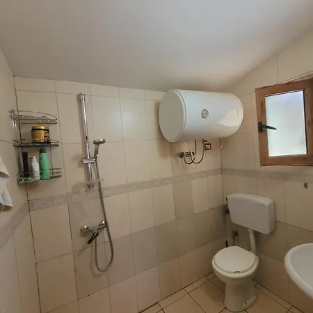 Vakantiehuis Rruga 6 *